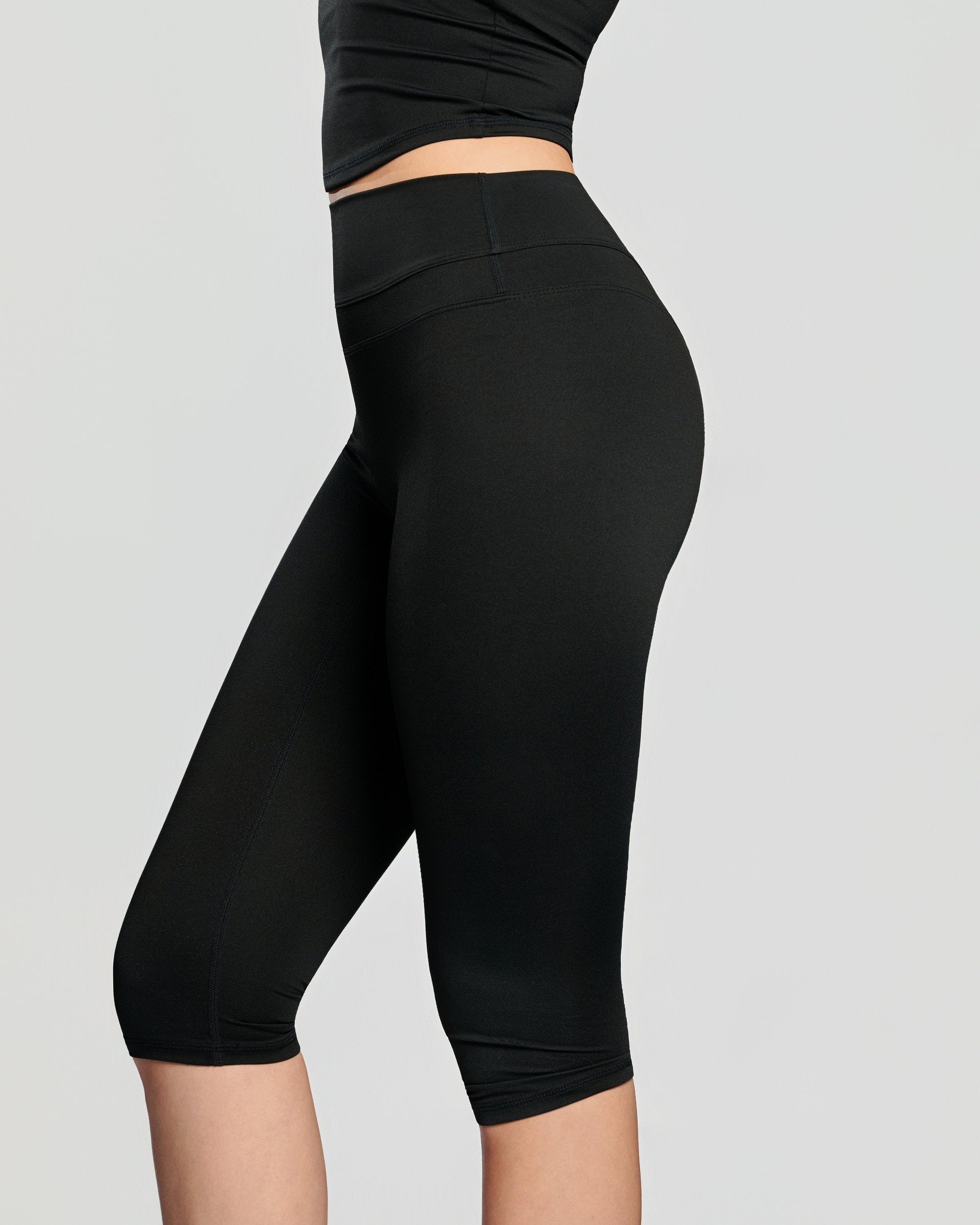 Celebré Capri Leggings - Black